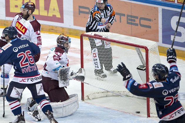 Brankář Sparty Tomáš Pöpperle (třetí zleva) právě dostal gól. Zprava vpředu Karol Sloboda z Vítkovic, David Květoň z Vítkovic, Jan Piskáček (nahoře) ze Sparty.