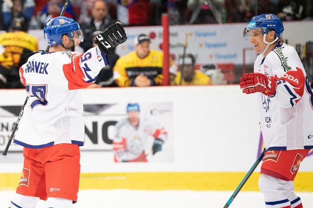 Hokejisté české reprezentace Ondřej Beránek (vlevo) a Tomáš Mertl se radují z gólu proti Německu.