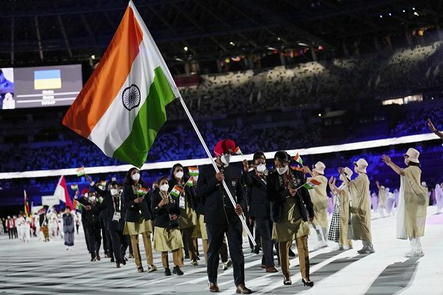 Indická výprava nastupuje na Olympijský stadion během zahajovacího ceremoniálu LOH 2021 v Tokiu.