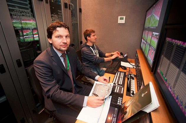 Roman Hrubeš jako první videorozhodčí usedl do přenosového vozu společnosti O2.