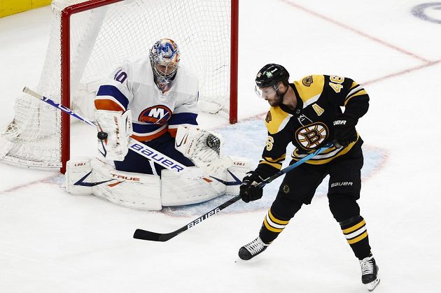 Gólman New Yorku Islanders Semjon Varlamov (40) likviduje šanci bostonského útočníka Davida Krejčího v utkání play off NHL.