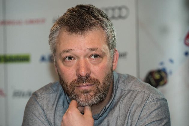 Tomáš Bank během pondělní tiskové konference, na níž jeho bratr Ondřej oznámil konec kariéry.