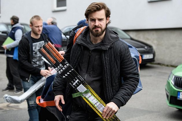 Roman Horák přichází na sraz hokejové reprezentace před turnajem Beijer Hockey Games.