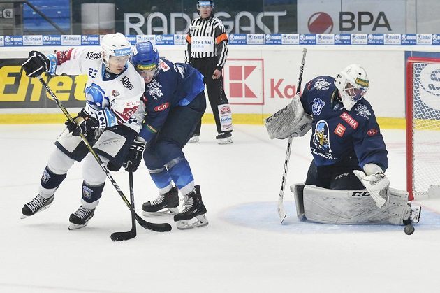 Dohrávka 1. kola hokejového Poháru Generali České pojišťovny. Zleva Petr Straka z Plzně, Matyáš Zelingr z Kladna a brankář Kladna Petr Jiroušek.