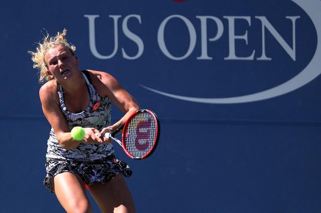 Kateřina Siniaková v zápase s Kanaďankou Eugenií Bouchardovou v prvním kole US Open.