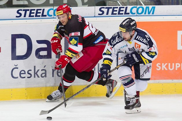 Královéhradecký obránce Tomáš Harant (vlevo) a vítkovický útočník Roman Szturc v dohrávce 9. kola Tipsport extraligy.