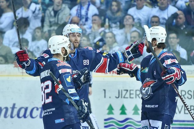 Zleva Michal Vondrka, Vladimír Růžička a Brett Skinner z Chomutova se radují z gólu v Liberci.