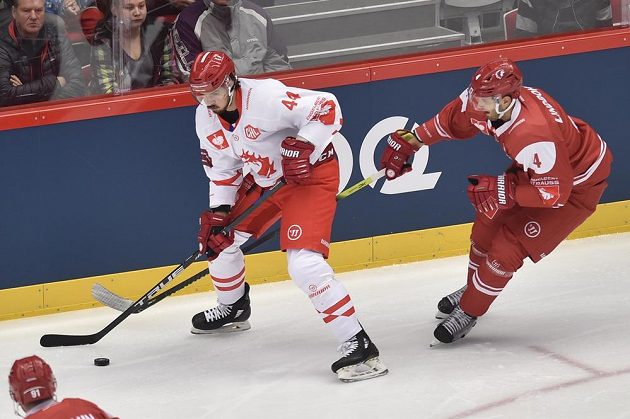 Zleva Matěj Stránský z Třince a Petteri Lindbohm z Lausanne v utkání Ligy mistrů.