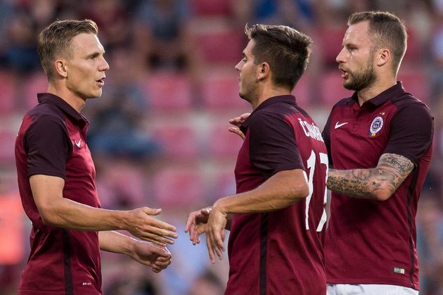 Bořek Dočkal (vlevo), Aleš Čermák a Michal Kadlec oslavují gól na 2:0 během ligového utkání se Slováckem.