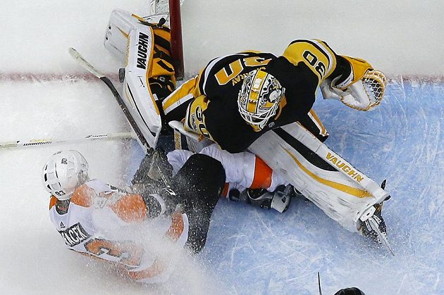 Český útočník Philadalphie Jakub Voráček takhle ve druhé třetině narazil do Matta Murrayho. Zraněný brankář Pittsburghu zápas nedohrál.