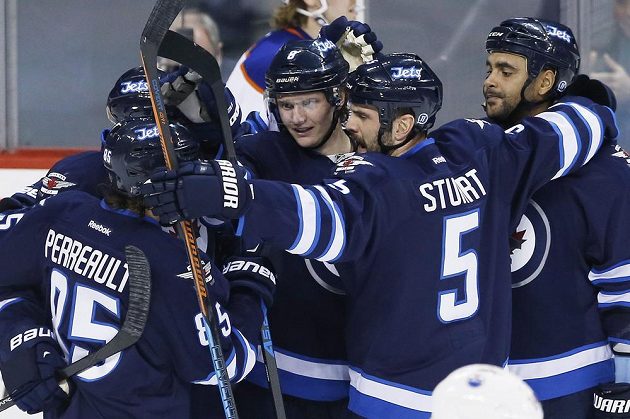 Hokejisté Winnipegu slaví gól proti Edmontonu. Zleva Mathieu Perreault (č. 85), Evander Kane, Jacob Trouba, Mark Stuart a Dustin Byfuglien.