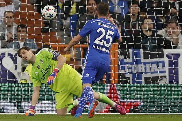 Fotbalista Schalke Klaas-Jan Huntelaar (vpravo) překonává gólmana Realu Madrid Ikera Casillase (vlevo).