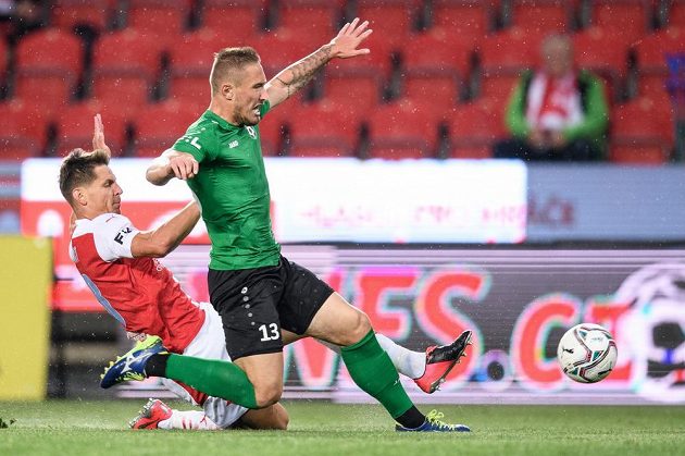 Lukáš Masopust ze Slavie Praha a Mihailo Cmiljanovič z Příbrami během utkání 2. kola Fortuna ligy.