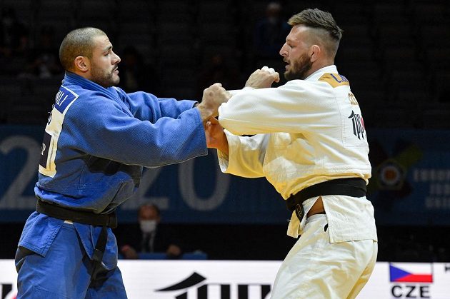 Judista Lukáš Krpálek z ČR (vpravo) a Guram Tušišvili z Gruzie v souboji o bronz na šampionátu v Praze.