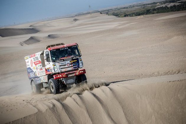 Co se skrývá za hranou? Martin Šoltys na trati Rallye Dakar.
