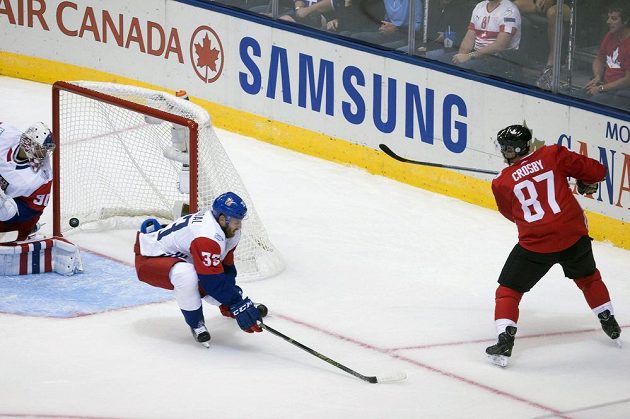 Sidney Crosby se nemýlil, brankář Michal Neuvirth je překonán. Kanada - Česko 1:0 na Světovém poháru.