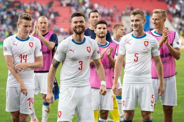 Ondřej Čelůstka během děkovačky s fanoušky po utkání Ligy národů, Slovensko - Česká republika, hrané 13. října 2018 na stadionu Antona Malatinského v Trnavě.