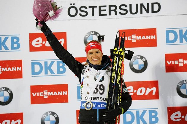 Vítězka sobotního sprintu v Östersundu Gabriela Soukalová na nejvyšším stupínku.