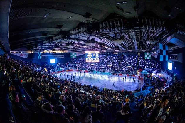 Zaplněná Ostravar Aréna na univerzitním hokejovém derby.