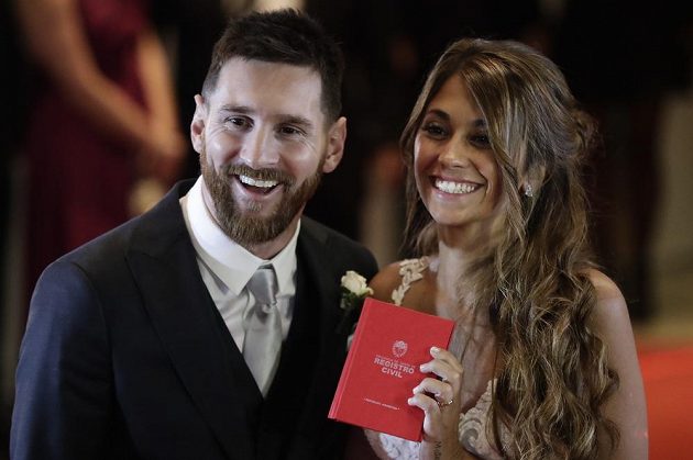 Argentinský fotbalista Lionel Messi se oženil se svou dlouholetou partnerkou Antonellou Roccuzzovou.