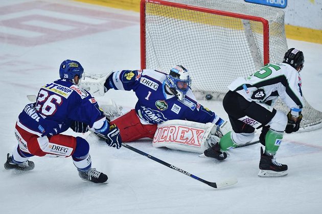 Radan Lenc (vpravo) z Boleslavi střílí první gól. Uprostřed brankář Brna Marek Čiliak a vlevo Petr Štindl z Brna.