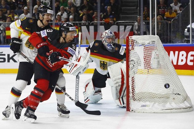 Německý brankář Philipp Grubauer sleduje, jak skončí útočná akce Kanaďana Jeffa Skinnera.