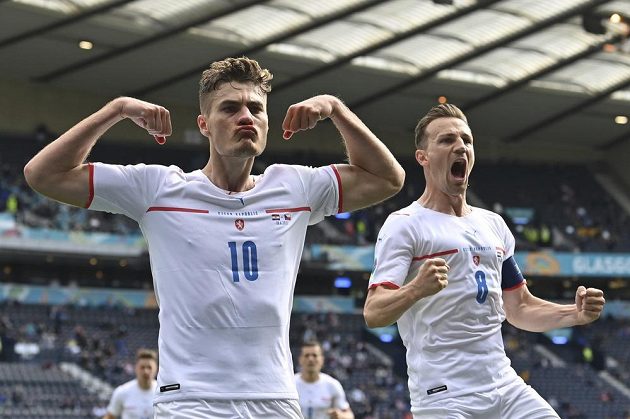 Čeští fotbalisté Patrik Schick (vlevo) a Vladinír Darida oslavují vedoucí gól proti Chorvatsku.