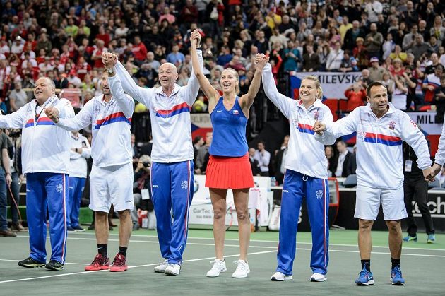 Český fedcupový tým oslavuje vítězství a postup po zápase Petry Kvitové s Belindou Bencicovou ze Švýcarska.