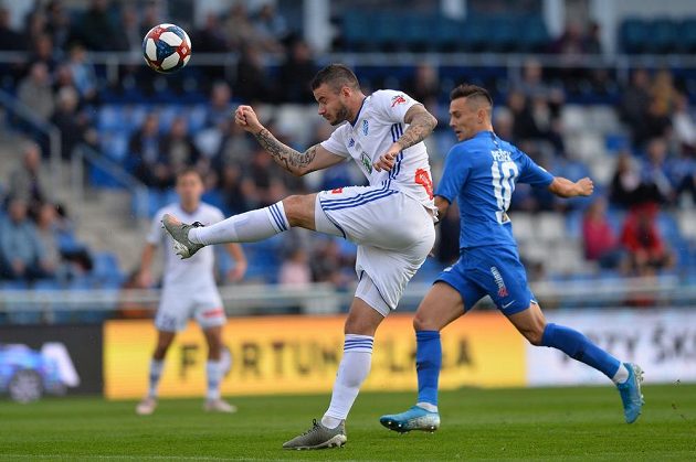 Daniel Pudil z Mladé Boleslavi odkopává balón během utkání 14. kola první fotbalové ligy.