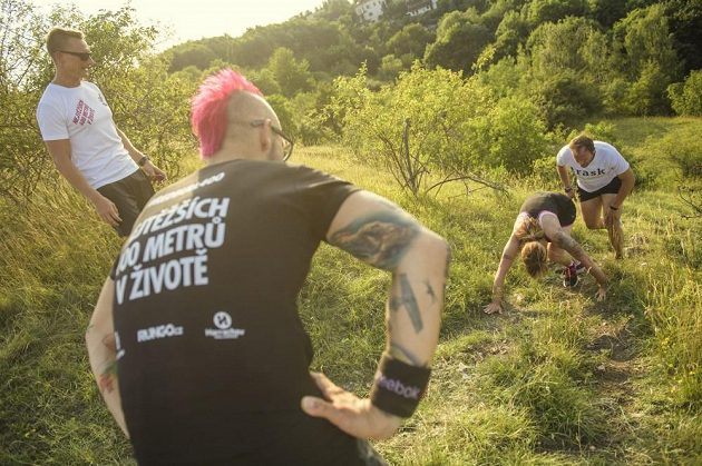 Někdy toho bylo prostě už nad hlavu a nad nohy. Prokopské údolí v Praze a příprava na RedBull 400, výběh skokanského můstku v Harrachově.