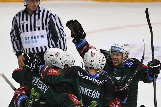 Utkání 20. kola hokejové extraligy: HC Sparta Praha - HC Energie Karlovy Vary, 23. října 2019 v Praze. Hráči Karlových Varů se radují z prvního gólu.