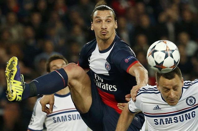 Zlatan Ibrahimovic z PSG v souboji o míč s obráncem Chelsea Johnem Terrym. Švéd nakonec zápas kvůli zranění nedohrál.