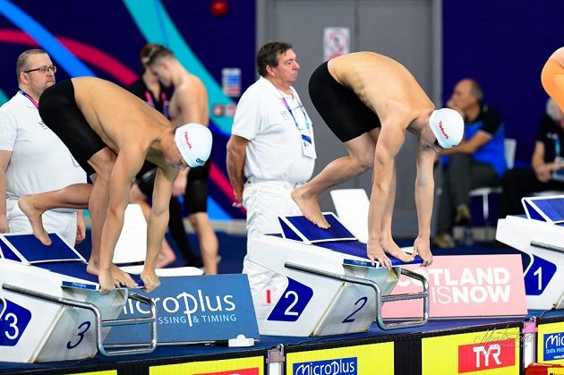 Jakub Štemberk (vlevo) a Sebastian Luňák na startu závodu