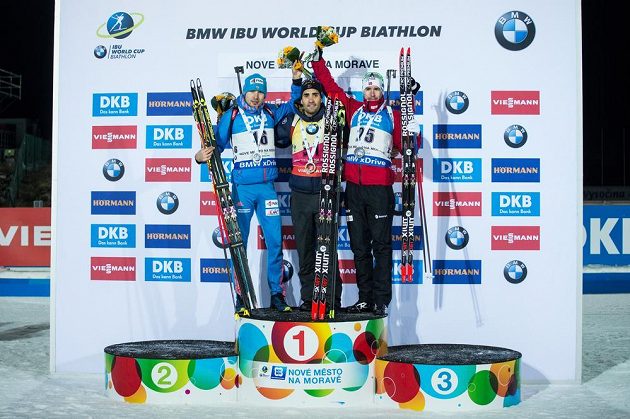 Stupně vítězů (zleva): Anton Šipulin, Martin Fourcade a Emil Hegle Svendsen po sprintu na 10 km v rámci světového poháru v biatlonu ve Vysočina Areně v Novém Městě na Moravě.