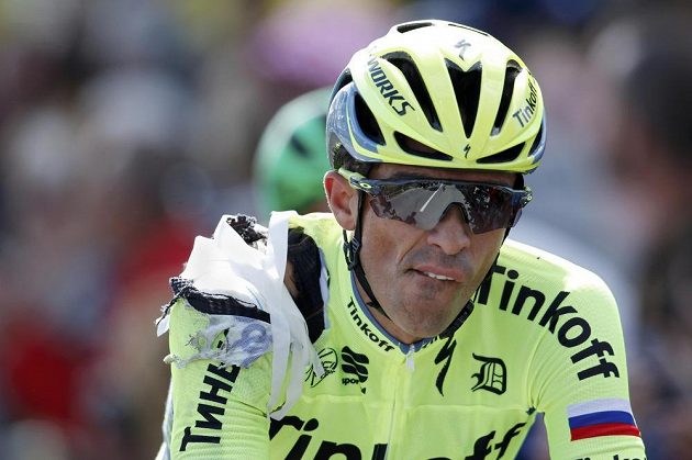 Španělský cyklista Alberto Contador dojel do cíle úvodní etapy Tour s obvázaným ramenem.