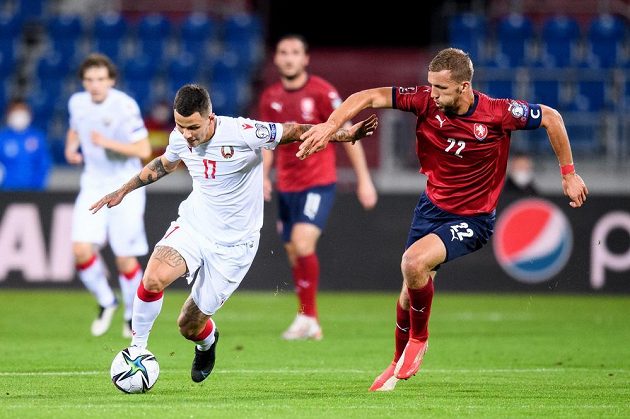 Vitali Lisakovich z Běloruska a Tomáš Souček během utkání kvalifikace MS 2022.