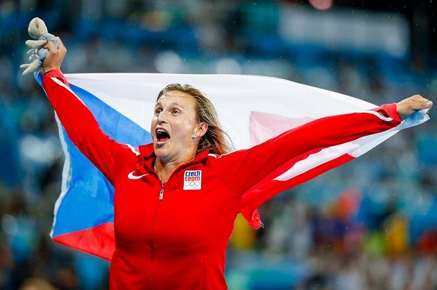 Oštěpařka Barbora špotáková slaví bronz z olympijských her v Riu.