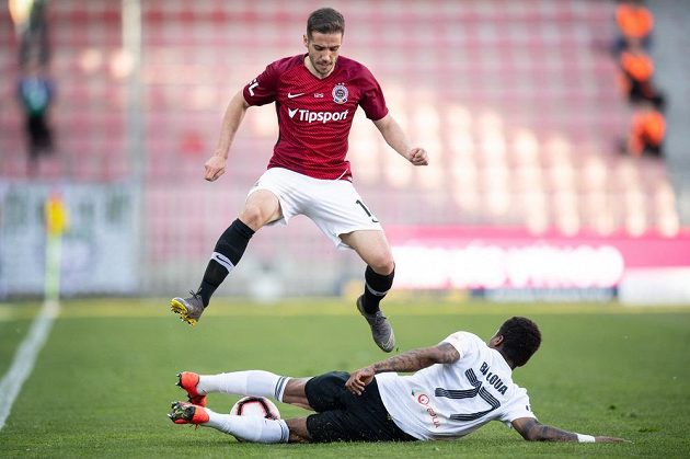 Alexandru Chipciu ze Sparty Praha a Adriel D´Avila Ba Loua z Karviné během utkání 29. kola Fortuna ligy.