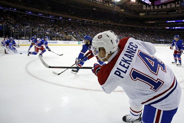 Tomas Plekanec střílí na branku Henrika Lundqvista běheme utkání proti Rangers.