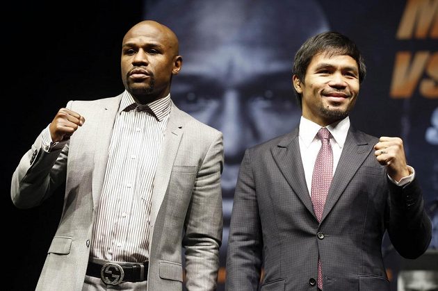 Neporazitelný americký boxer Floyd "Money" Mayweather (vlevo) a Manny "Pac, Man" Pacquiao pózují před novináři na tiskové konferenci v Los angeles.