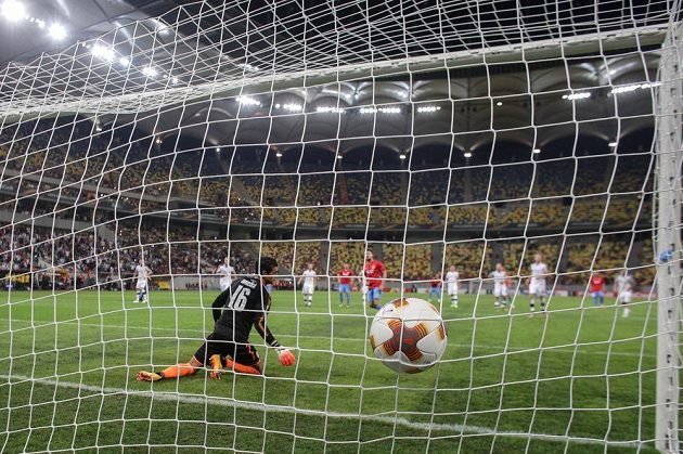 Constantin Budescu střílí z penalty úvodní gól domácích, plzeňský brankář Aleš Hruška je na kolenou.