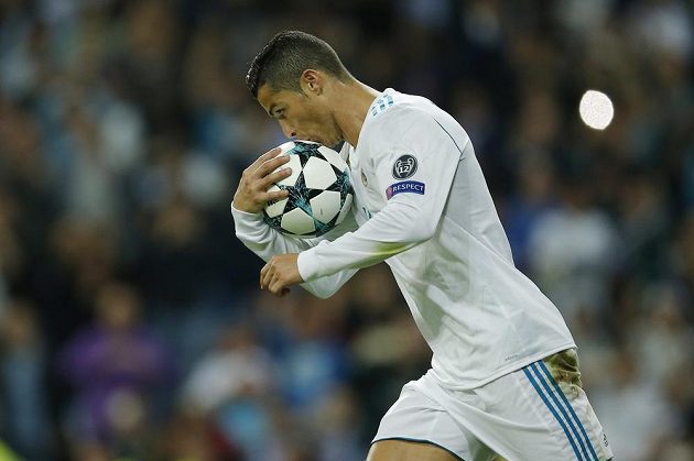 Cristiano Ronaldo z Realu Madrid líbá míč poté, co z penalty srovnal stav duelu s Tottenhamem na 1:1.