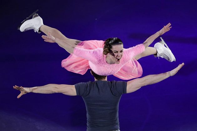 Krasobruslařští Barbie a Ken. Valentina Marcheiová s partnerem z italské sportovní dvojice Ondřejem Hotárkem při exhibici.