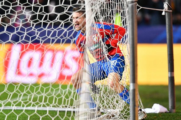 Šťastný Jan Kovařík z Viktorie Plzeň prožívá radost ze vstřeleného gólu proti AS Řím.