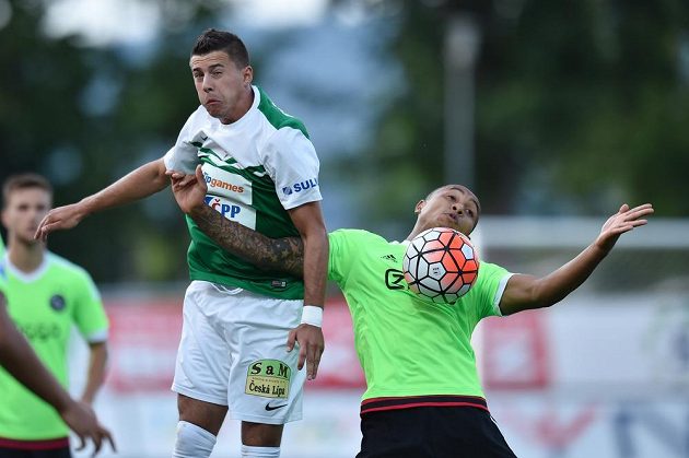 Jablonecký záložník Nermin Crnkić (vlevo) a obránce Ajaxu Kenny Tete bojují o míč.