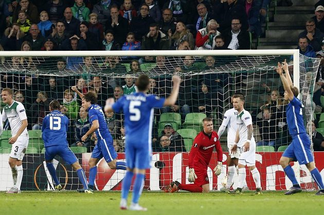Liberecký Michael Rabušic (třetí zleva) a Ondřej Švejdík (druhý zleva) se radují z vítězného gólu v Groningenu.