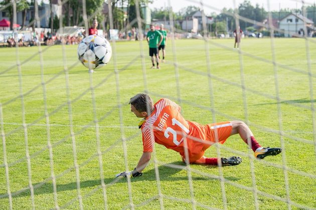 David Lafata jako brankář Sparty Praha inkasuje gól z penalty od Karla Pitáka z jabloneckého týmu během exhibičního utkání, kdy se Lafata loučil s profesionální kariérou.