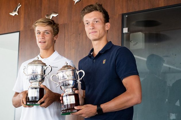 Junioři Jonáš Forejtek (vlevo) a Jiří Lehečka po návratu z Wimbledonu, kde vyhráli čtyřhru.
