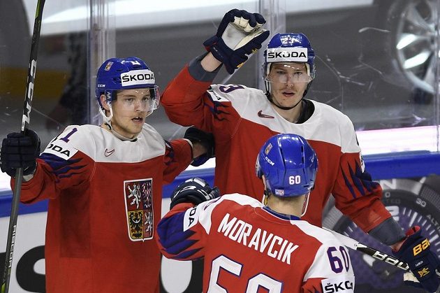 Čeští hráči (zleva) Andrej Nestrašil, Michal Moravčík a Dmitrij Jaškin se radují z gólu.