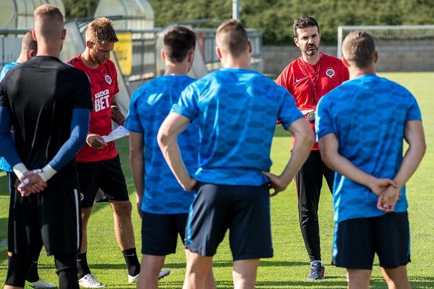 Fotbalisté Sparty a nový trenér Andrea Stramaccioni (vpravo) a asistent Radoslav Kováč.